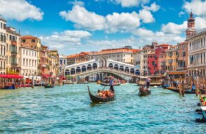 Bridge Rialto on the Grand Canal in Venice | Luxury Italy Holidays | The Ultimate Travel Company