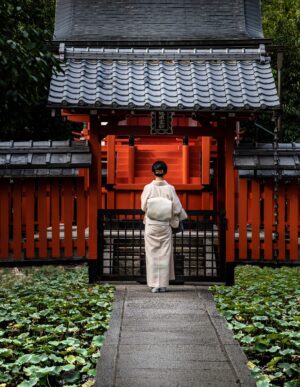 A Woman in a Kimono in Kyoto | Luxury Japan Holidays | The Ultimate Travel Company