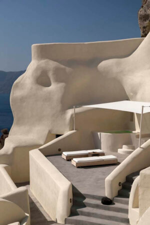 Mystique, Santorini | Greece | Santorini lounge area with sculptural walls | The Ultimate Travel Company