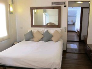 The Discovery Houseboat | India | The discovery boat bedroom | The Ultimate Travel Company