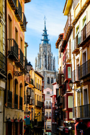 Picturesque,Street,With,Santa,María,De,Toledo,Cathedral,In,The