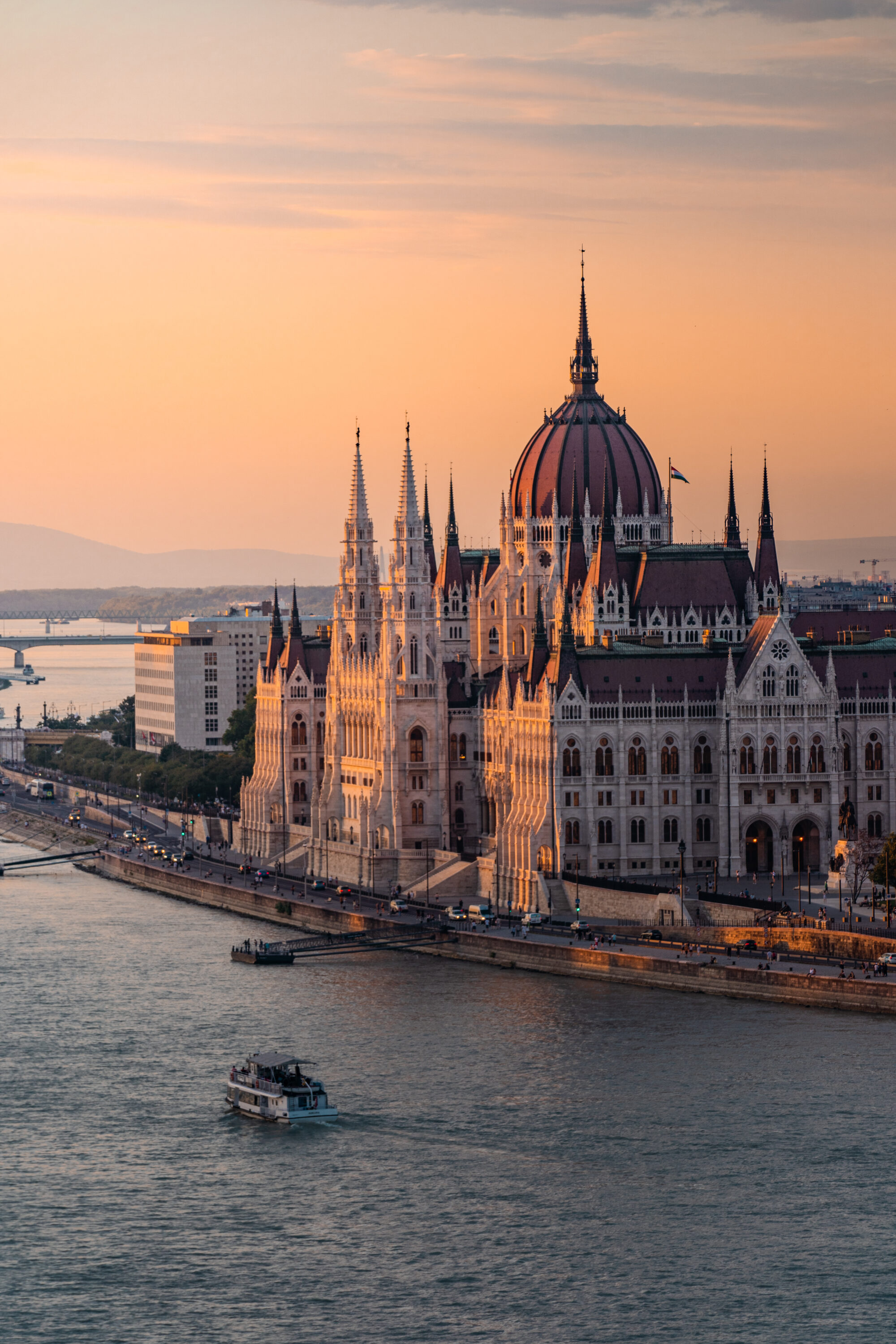 Budapest,,Hungary.,Night,View,On,Parliament,Building,Over,Delta,Of