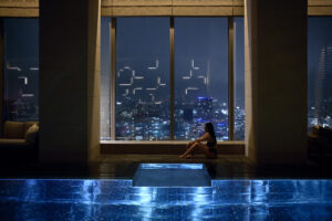 A lady overlooking Tokyo syline at Four Seasons Otemachi